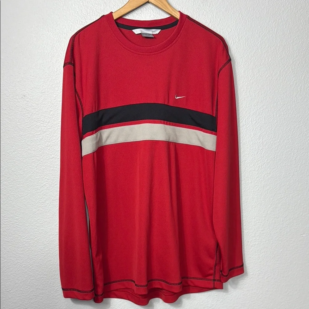 Vintage Y2K Nike Men's‎ Red and Black Crewneck Shirt